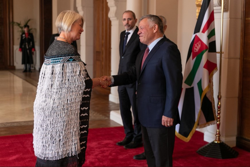 الملك يتقبل أوراق اعتماد سفراء (صور)