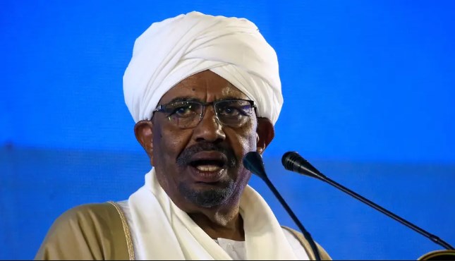 الرئيس السوداني يعفي محافظ البنك المركزي
