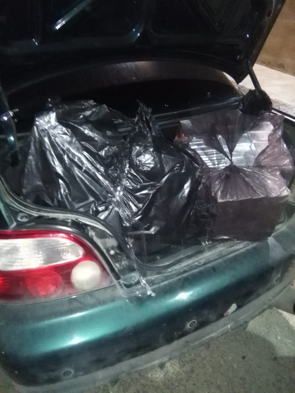 الجمارك تحبط تهريب سجائر أجنبية ومواد