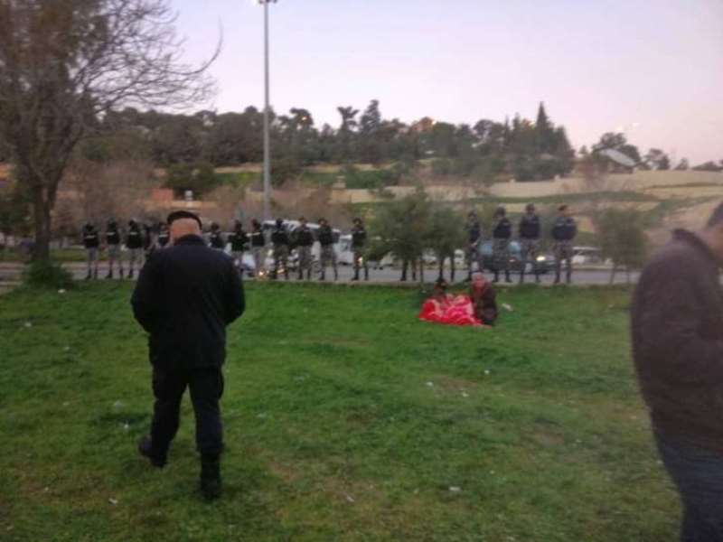 أمام الديوان الملكي.. متعطلون ولكن.. لم