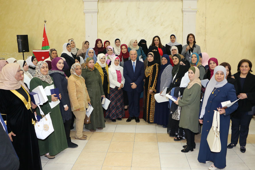 المعاني يكرم عددا من المعلمات والعاملات