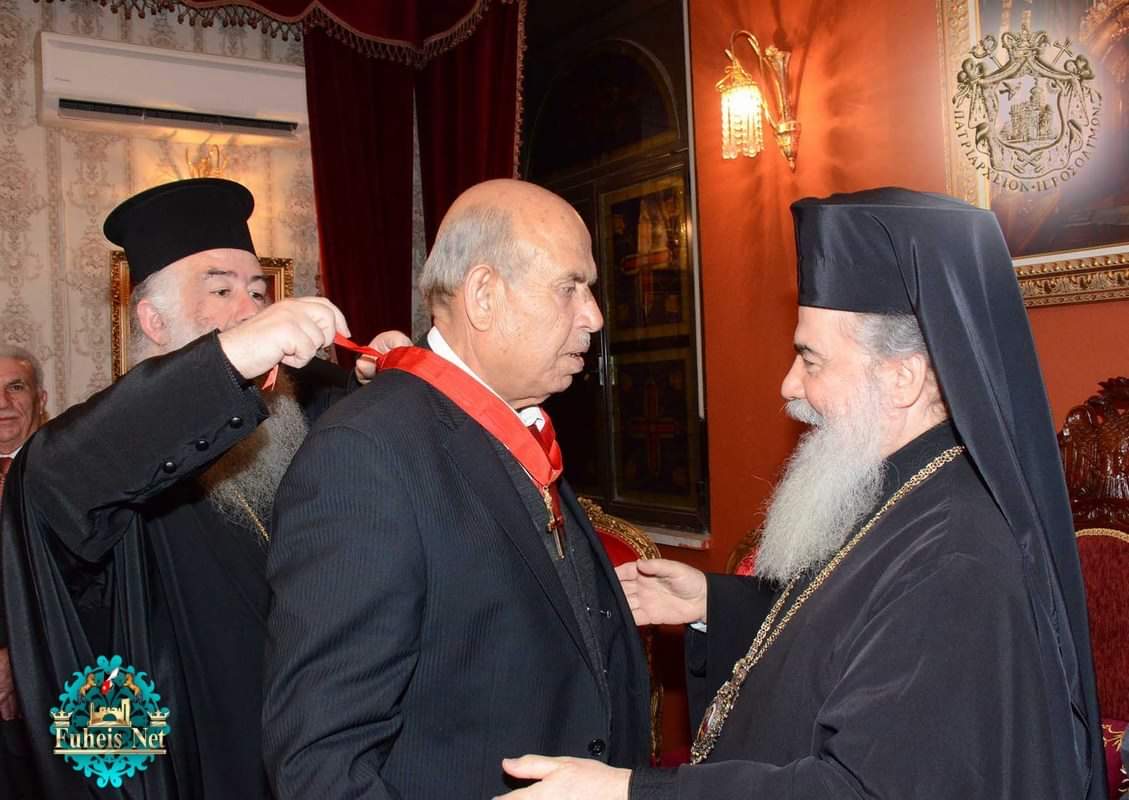 البطريرك ثيوفيلوس يكرم عددا من ابناء