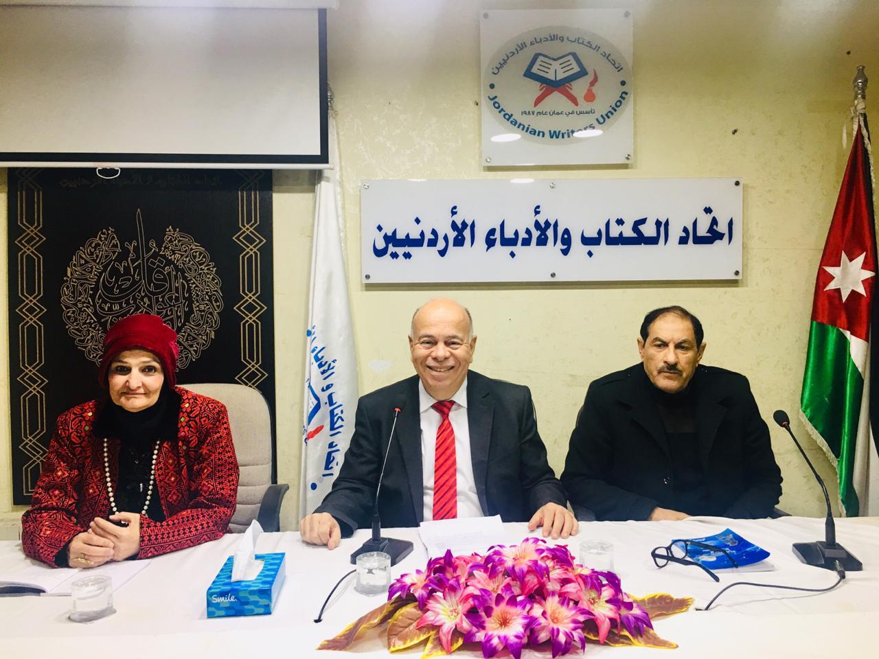 غنيم توقع ديوانها بعد طول انتظار