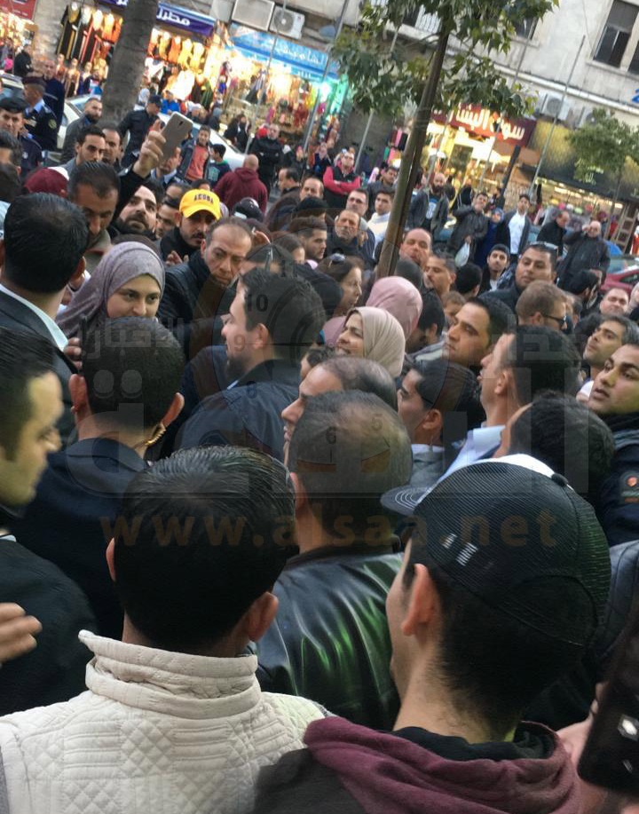 ولي العهد الأمير الحسين في وسط