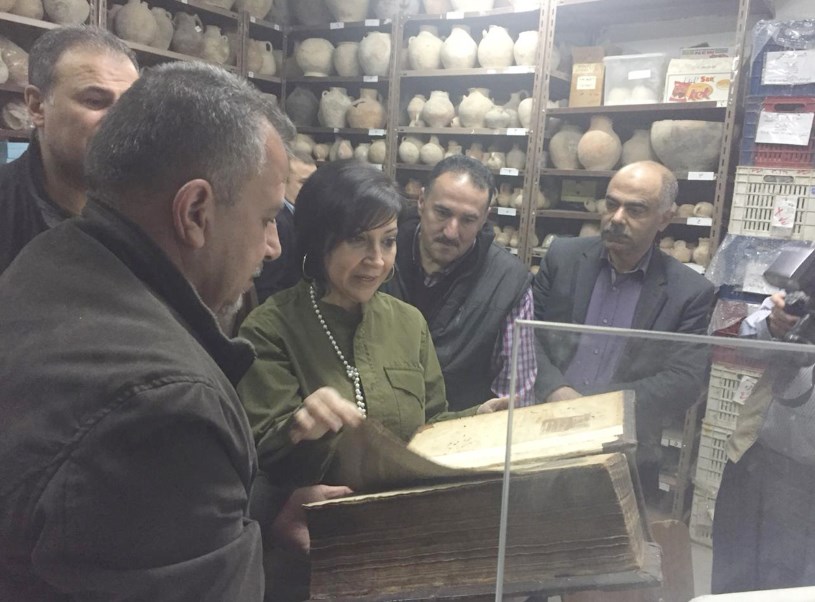 شويكة «تعاين» القطع الاثرية المسترجعة من