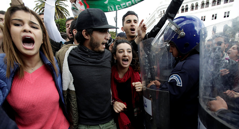 احتجاجات جزائرية مستمرة.. . وقرار حكومي