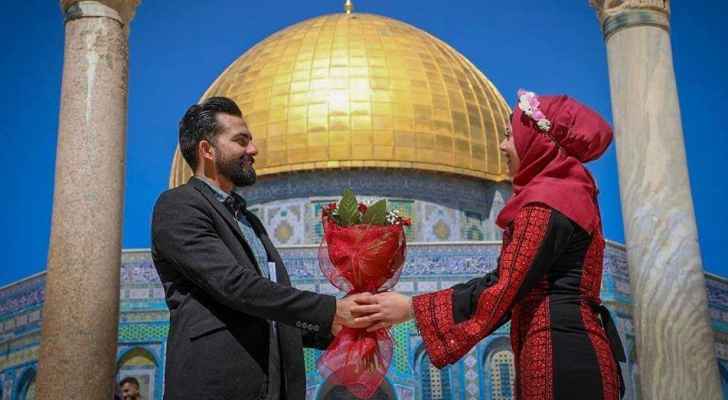 شاب وفتاة يعقدان قرانهما في المسجد