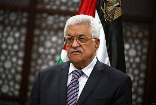 عباس يكلف محمد اشتية بتشكيل حكومة