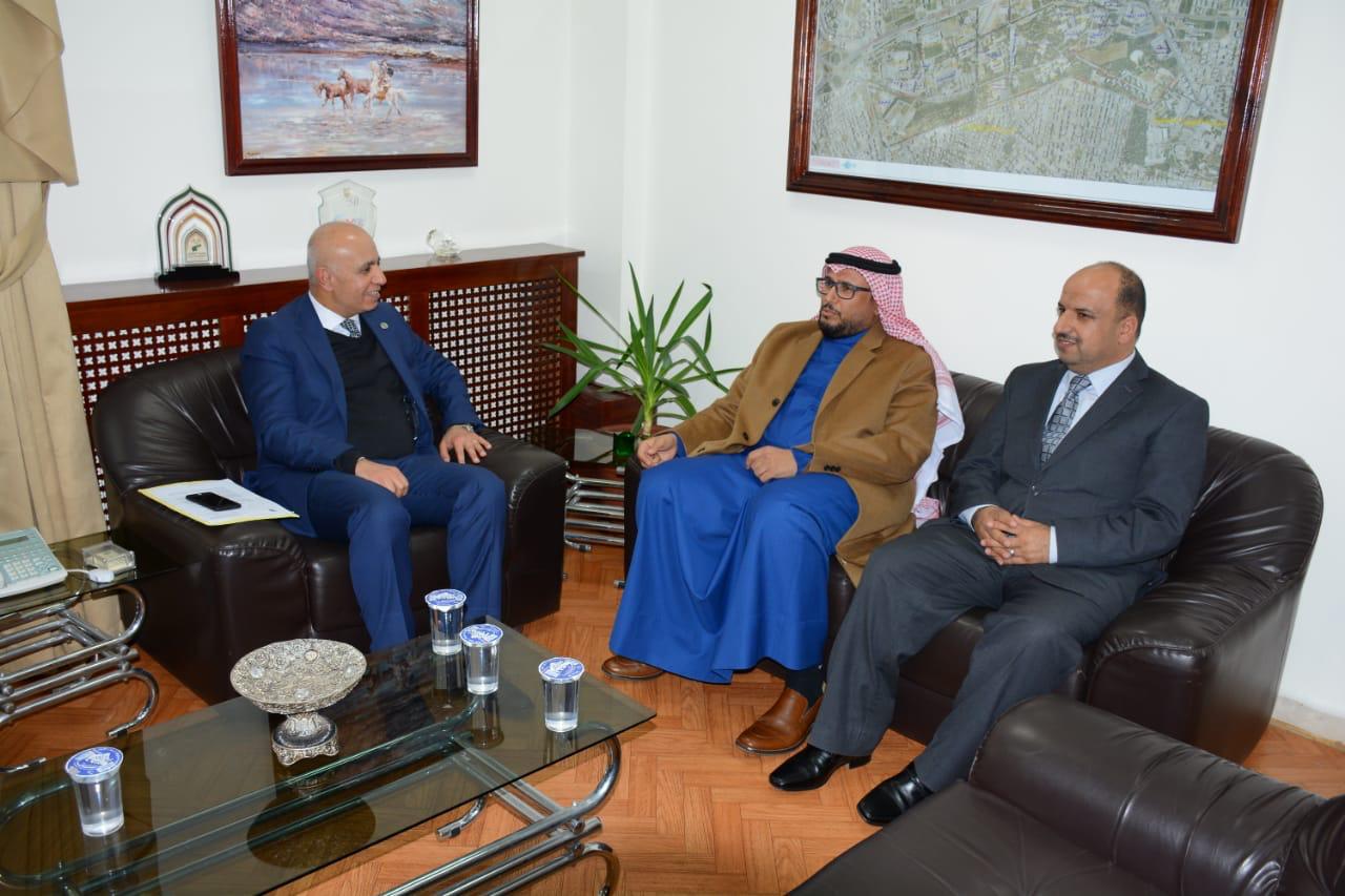 بحث تعزيز التعاون العلمي بين الجامعة