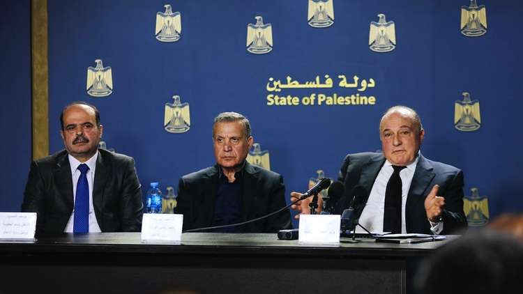 السلطة الفلسطينية تعلن صرف الرواتب وتتوعد