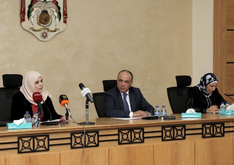 القيسي يكرم السيدات النواب وموظفات المجلس