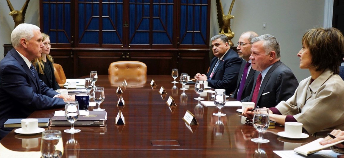 الملك يلتقي مايك بنس