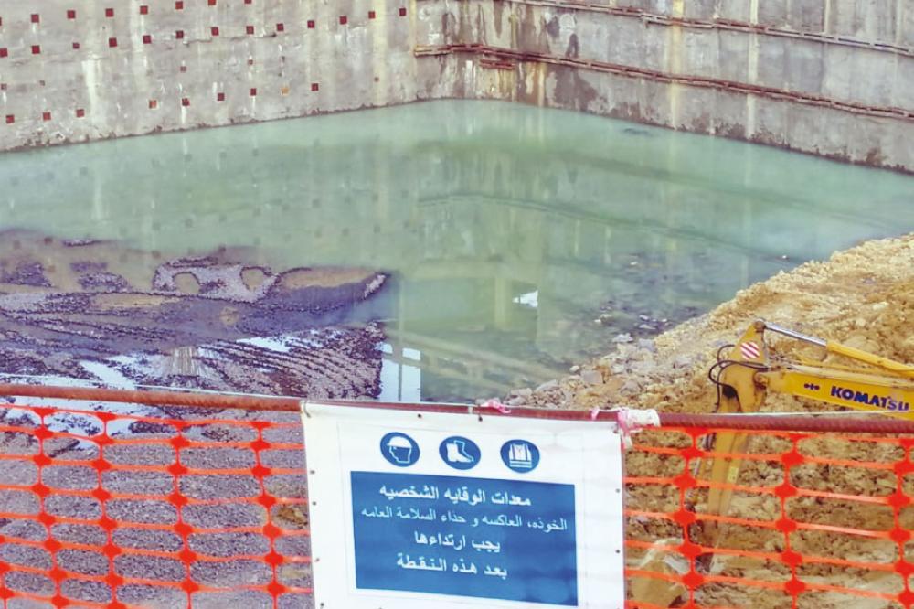 نبعة ماء تتفجر في مسار «الباص