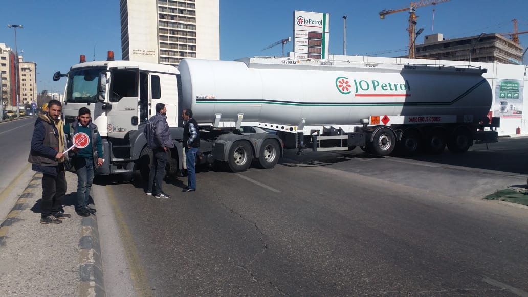 صهريج معطل بعرض الطريق يغلق مخرج