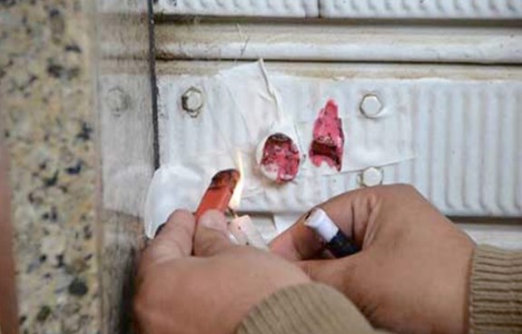 ضبط مشغل لتعبئة الاعشاب الطبية والمكملات