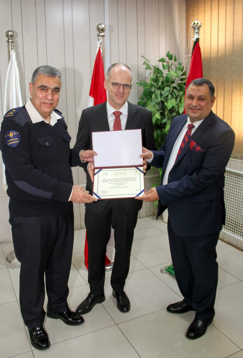 مركز جمرك عمان يحصل على شهادة