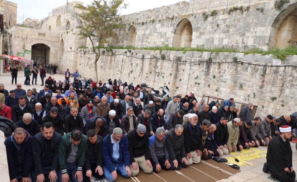 المصلون يؤدون صلاة العصر أمام المسجد