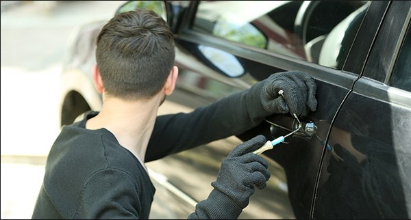 القبض على شخص قام بسرقة محتويات