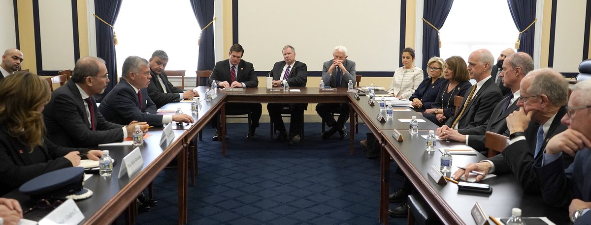 الملك يلتقي رئيس وأعضاء لجنة الخدمات