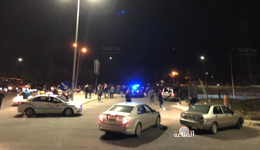 جمهور الفيصلي يغلق طريق المطار احتجاجا