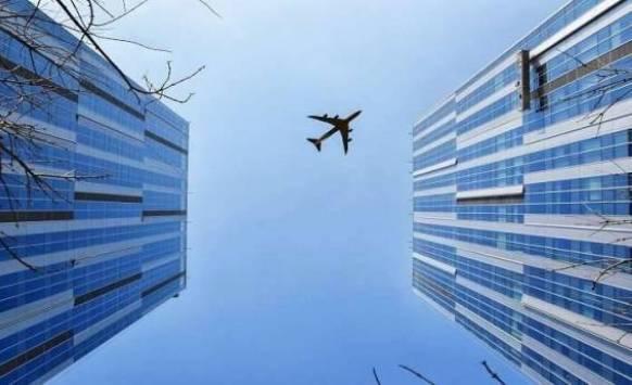 سقوط طائرة على مبنى سكني بأميركا