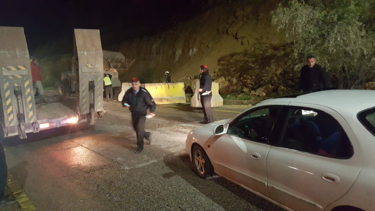 انهيار حجارة على كتف طريق جرش