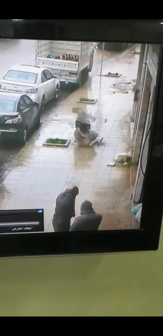 ما هي حالة شاب سقطت حجارة