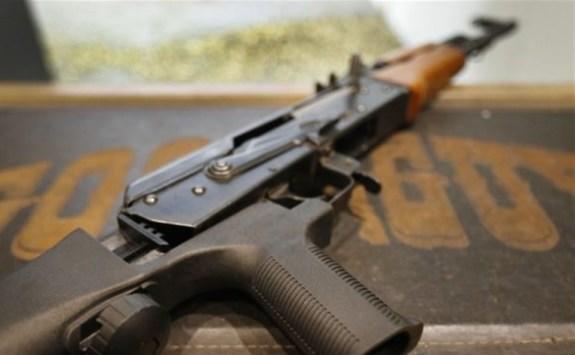 أب يقتحم مدرسة ابنه بسلاح رشاش