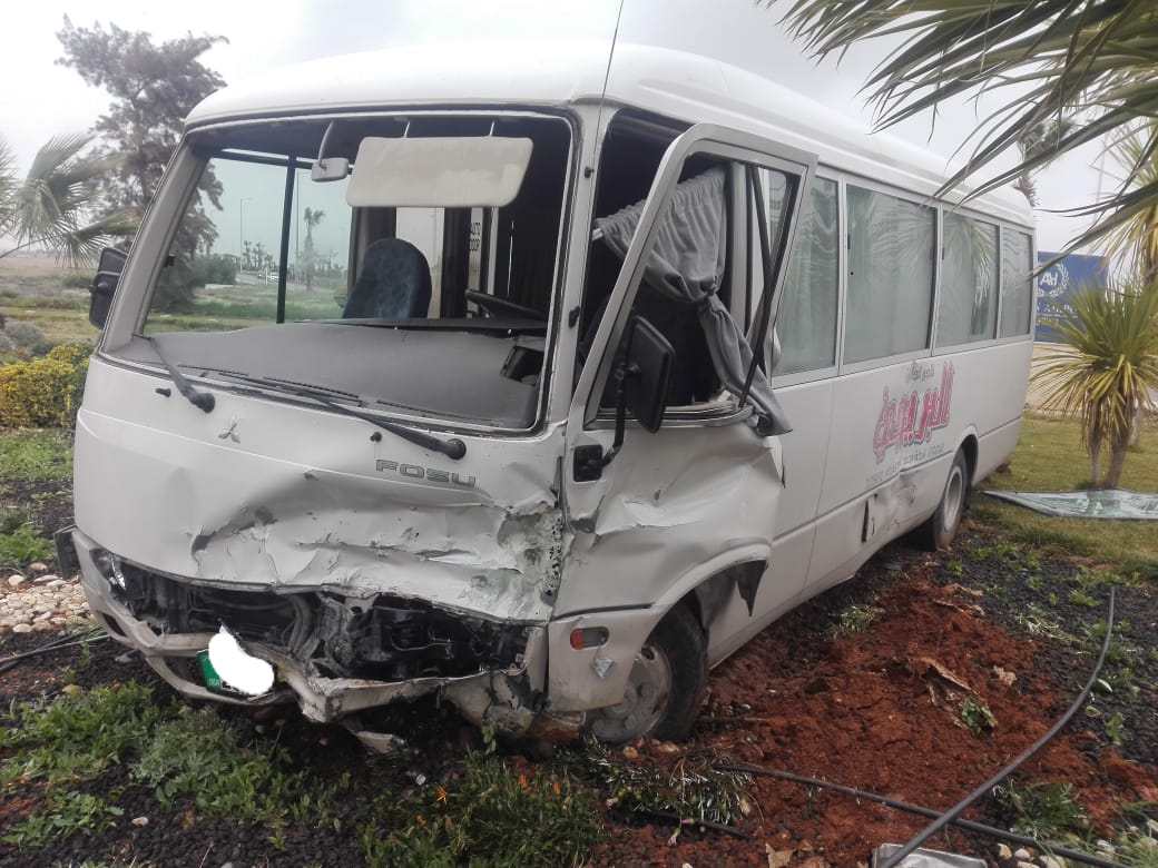 17 إصابة بتصادم ثلاث مركبات على