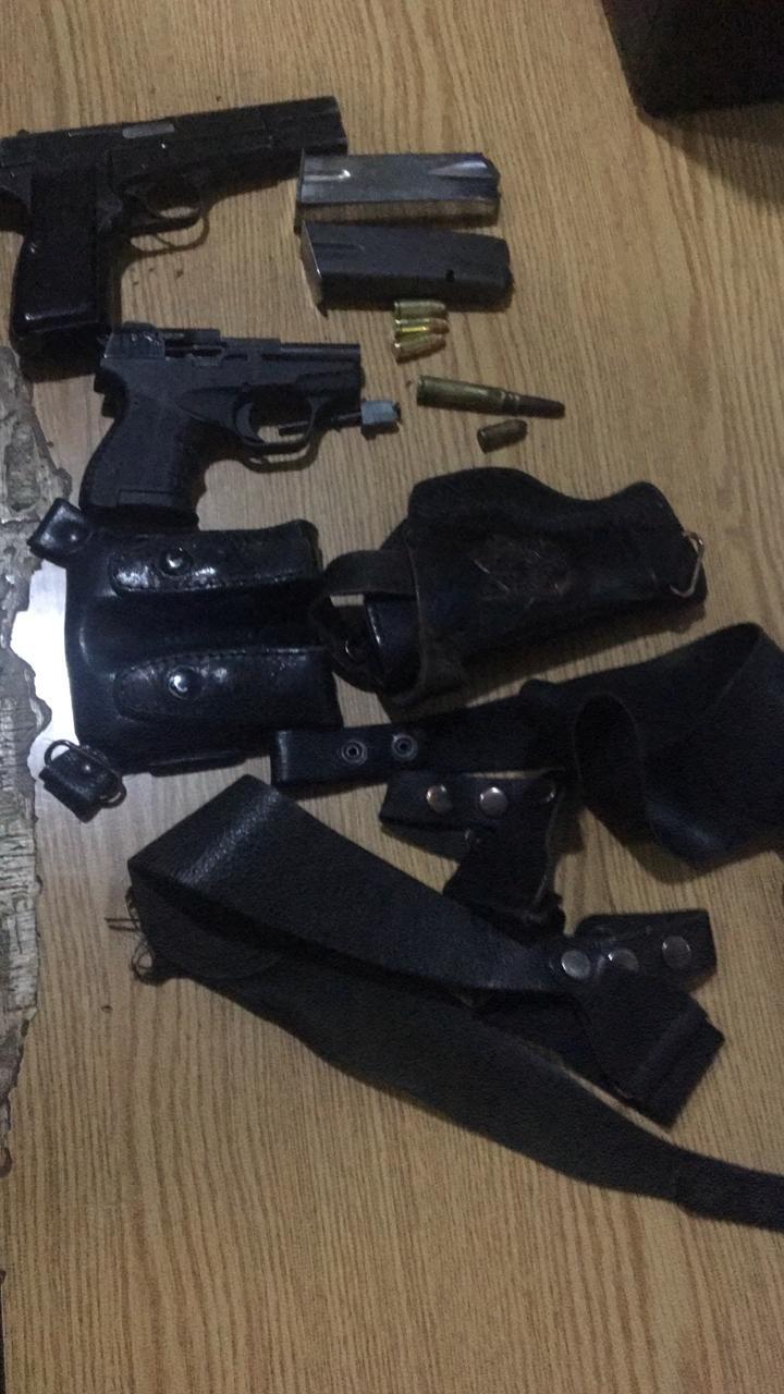 قوة أمنية تداهم منزل مطلوب خطير