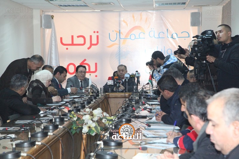 جماعة عمان تلقي الكرة في ملعب