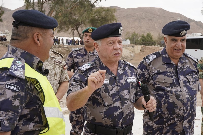 بالصور.. الملك يتابع تمرينا تعبويا (ثغر