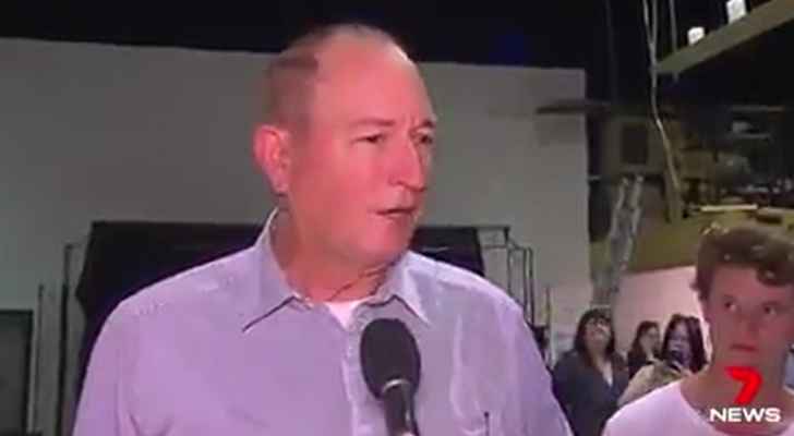 شاب يكسر بيضة على رأس نائب