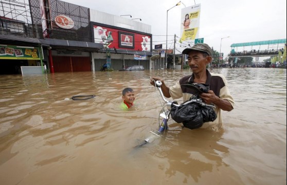 مصرع 42 شخصا بفيضانات في إندونيسيا