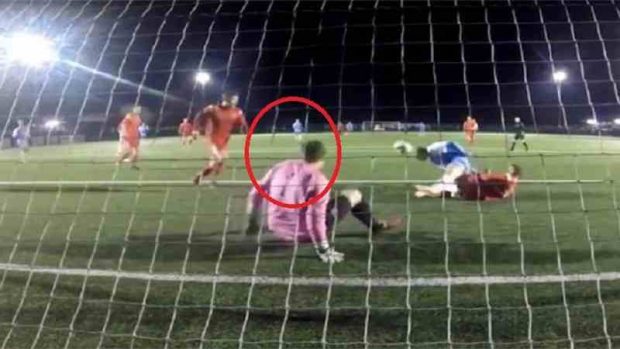 شاهد: حارس مرمى مغمور يذهل عشاق