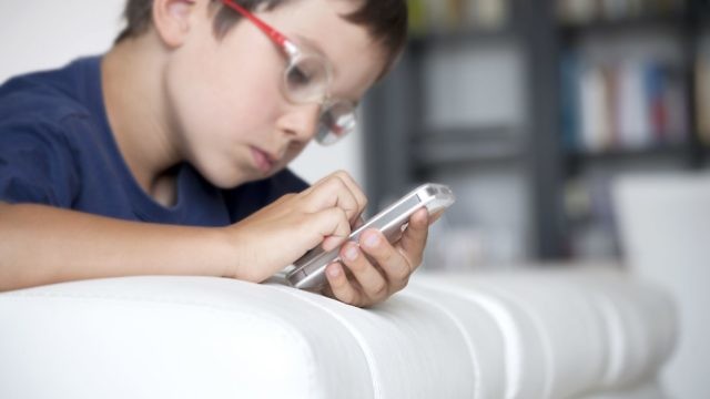 دعوة لحجب التطبيقات الضارة بالأطفال في