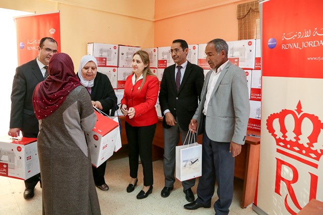 الملكية الأردنية تتبرع بماكينات خياطة لسيدات
