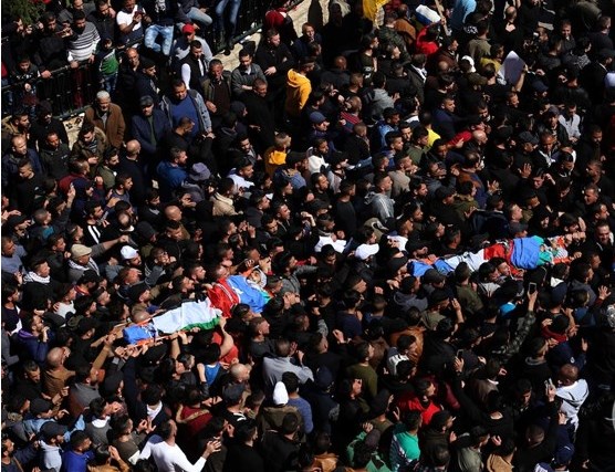 الآلاف يشاركون بتشييع شهيدي نابلس