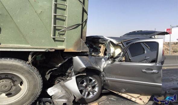 4 وفيات بتصادم مركبة وشاحنة في