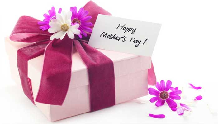 الإفتاء توضح حكم الاهداء في عيد