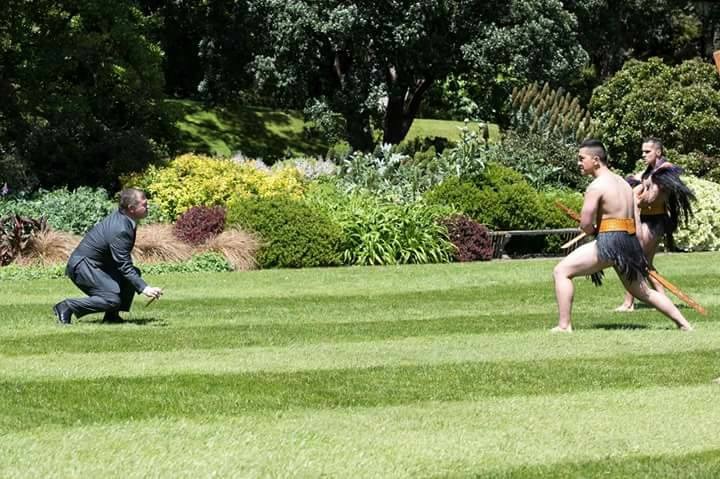 الملك وتحية الهونغي والهاكا