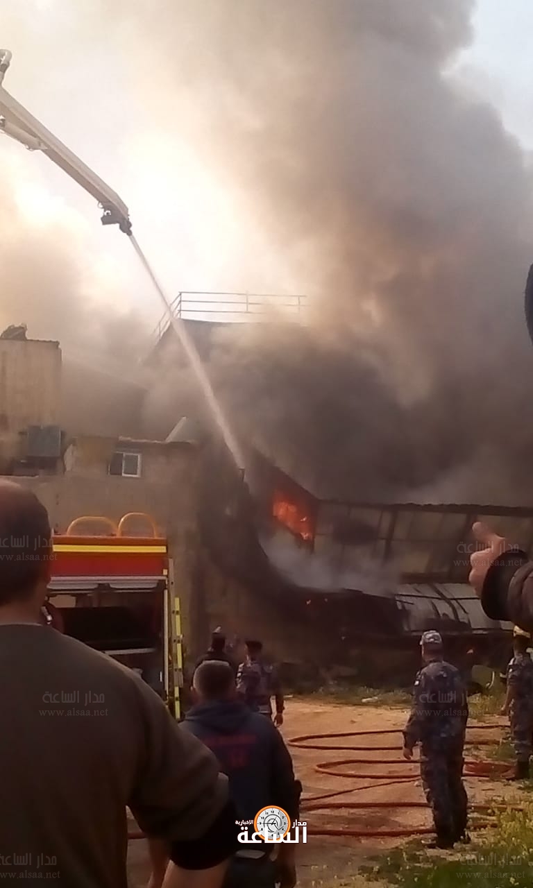 حريق محلات قطع سيارات قرب جسر