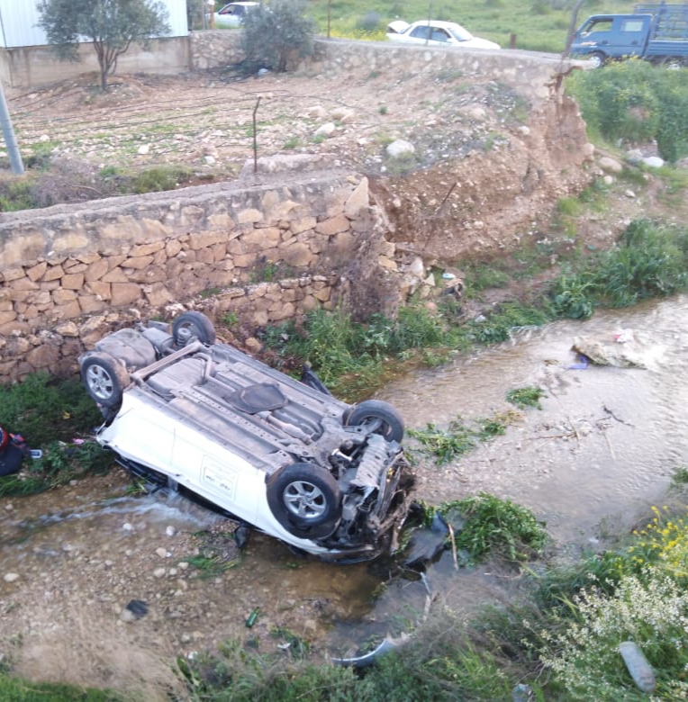 10 إصابات بتصادم وتدهور مركبة في