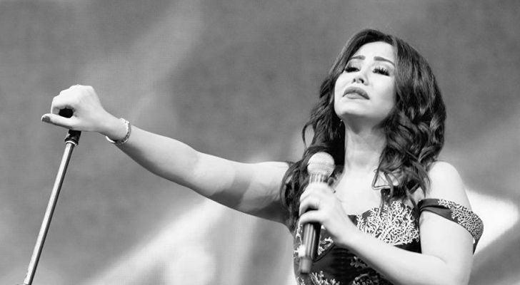 الفنانة شيرين تنهار باكية وتستنجد بالرئيس