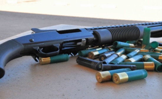 إصابة حدث بعيار ناري أمام منزله