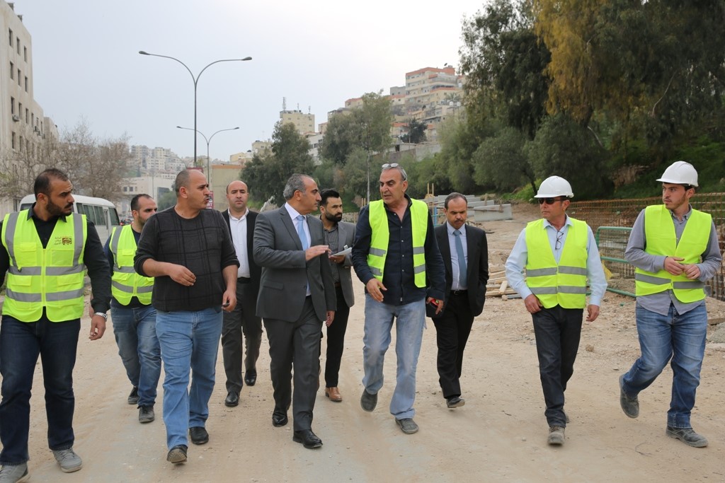 الشواربه يتفقد سير العمل على شارعي