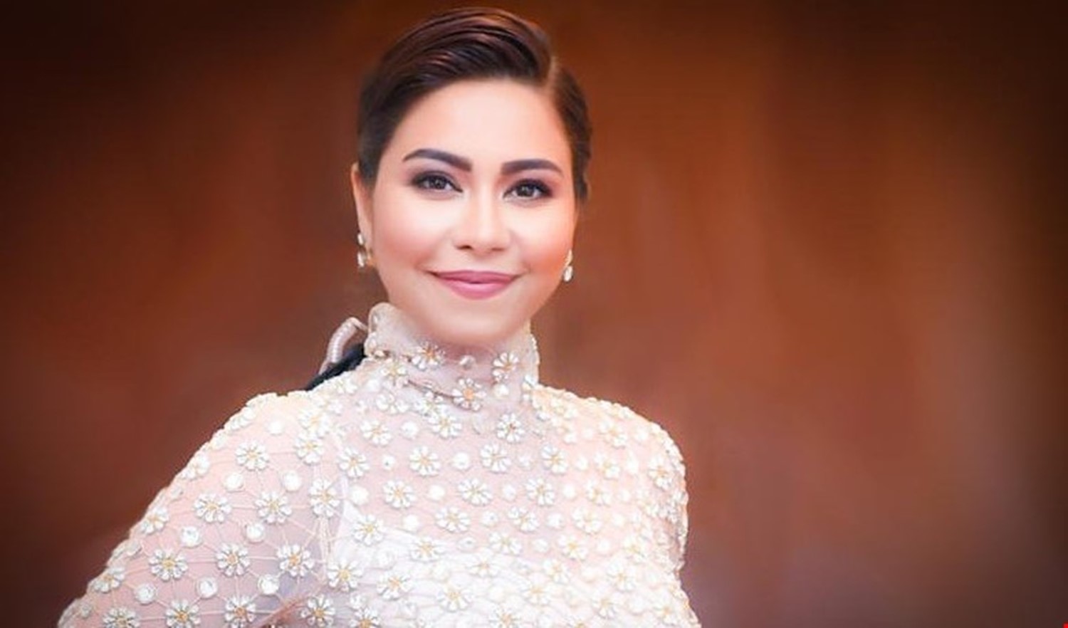 بعد إيقافها.. شيرين تنهار باكية وتستنجد