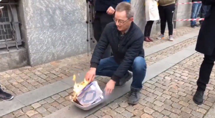 رئيس حزب دنماركي يحرق القرآن الكريم