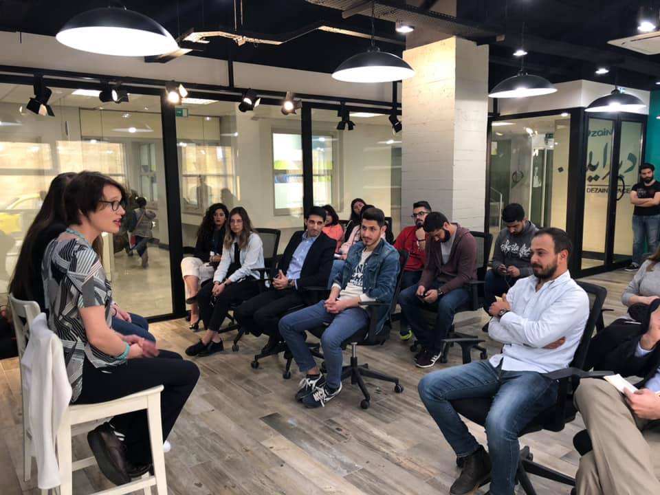 المتحدثة باسم الحكومة البريطانية تلتقي الشباب