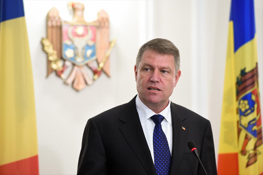 الرئيس الروماني يهاجم رئيسة وزرائه: جاهلة